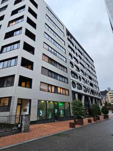 ein großes weißes Gebäude mit vielen Fenstern auf einer Straße in der Unterkunft Lugano CASA NOSTRA guesthouse in Paradiso