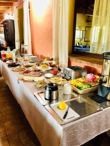 una línea de buffet con comida en una mesa en Agriturismo Il Paradiso, en Iglesias
