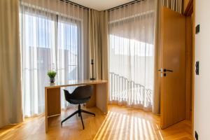 um quarto com uma secretária e uma cadeira ao lado de uma janela em Tobiase Residences - Luxury Apartments em Talin