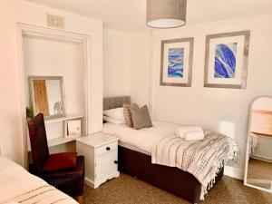 a bedroom with a bed and a mirror at ⭐️Sleeps 4/Longstays/Garden/Parking/WiFi⭐️ in Crawley