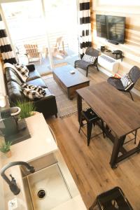 uma sala de estar com um sofá e uma mesa em Escalante Escapes Tumble Weed- Bunk Escape em Escalante