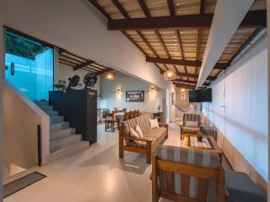 马拉戈日Casa Maravida的带沙发和椅子的客厅