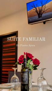 阿約拉港的住宿－Suite Familiar en Puerto Ayora，一瓶葡萄酒坐在带鲜花的桌子上