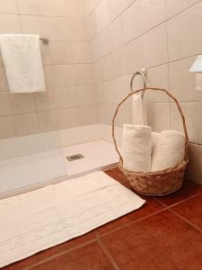 El baño incluye una cesta de toallas en la ducha. en Finca Mamposo, en Tacoronte