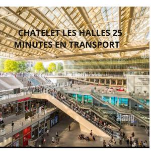 Una vista aérea de un centro comercial con gente en Cosy T2 à 5 minutes de Metro 12-Proche Paris-Stade de France, en Aubervilliers