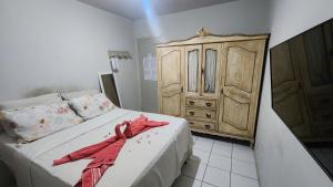 Un dormitorio con una cama y un armario de madera. en Hostel Hay's 1 Aeroporto Boa Viagem, en Recife