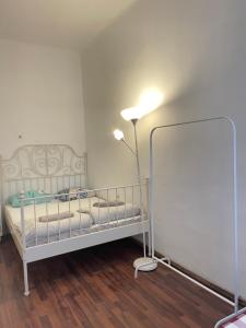 - une chambre avec un lit blanc et une lampe dans l'établissement U6 Schöpfwerk Home 5, à Vienne