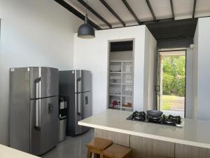 eine Küche mit einem Kühlschrank aus Edelstahl und einer Theke in der Unterkunft Finca Los Polines en Tarso in Tarso