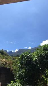vista su una montagna con colline e alberi di Casa para temporada Pico da Bandeira a Caparaó Velho
