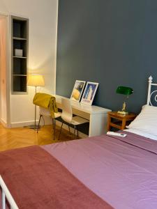 Posteľ alebo postele v izbe v ubytovaní NAPOLIFOREVER Chiaia APARTMENT