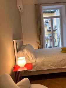 Posteľ alebo postele v izbe v ubytovaní NAPOLIFOREVER Chiaia APARTMENT