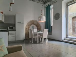 a kitchen and dining room with a table and chairs at La Corte di Aretusa in Siracusa