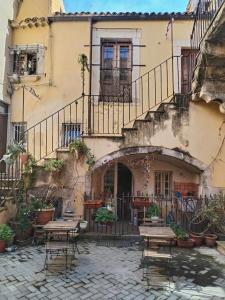 シラクーサにあるLa Corte di Aretusaの建物の前に屋外パティオ(テーブル、椅子付)
