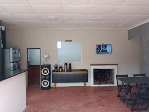 Sala de estar con mesa y altavoz en New hotel en Alegrete