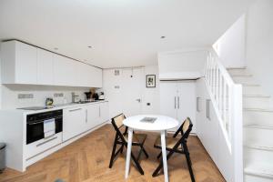 Cozy sub-basement flat unit in London