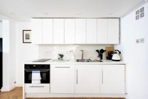 Cozy sub-basement flat unit in London