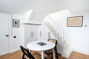 Cozy sub-basement flat unit in London