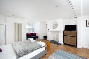 Cozy sub-basement flat unit in London