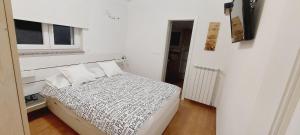Postel nebo postele na pokoji v ubytování Apartmani Cupar