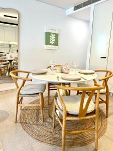 a dining room with a table and chairs at Luxury 1 BR Apartment in Randwick- Walk to hospital UNSW Dining W parking and lift and AC in Sydney