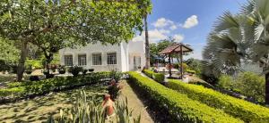 een tuin voor een wit gebouw bij LA CASA DE TURRIN in Anapoima