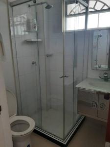 een badkamer met een douche, een toilet en een wastafel bij LA CASA DE TURRIN in Anapoima