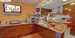 Una panadería con un mostrador con comida. en Evido City Apartment, en Salzburgo
