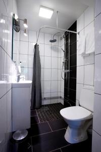 Koupelna v ubytování Adels Hotel