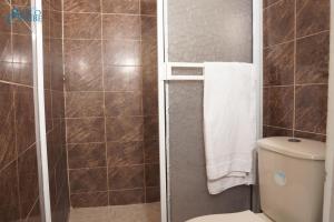 uma casa de banho com duche, WC e chuveiro em Hotel Bello Caribe em Santa Marta