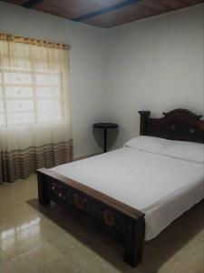- une chambre avec 2 lits et une fenêtre dans l'établissement Agradable casa con parqueadero, en Rivera Huila., à Rivera