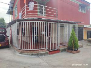 un bâtiment rouge avec une porte devant lui dans l'établissement Agradable casa con parqueadero, en Rivera Huila., à Rivera