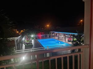 - une vue sur la piscine la nuit dans l'établissement Les Villas de Boisvin, à Le Moule