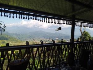 einen Balkon mit Bergblick in der Unterkunft Cứ A Lồng Homestay in Bản Hon