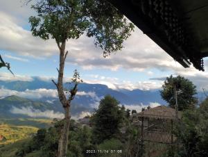 einen Blick auf die Berge von einem Haus aus in der Unterkunft Cứ A Lồng Homestay in Bản Hon