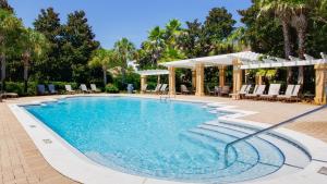 una piscina in un resort con palme di Turnberry 8546 a Destin