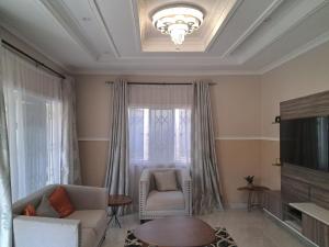 布蘭泰爾的住宿－Nkolokosa BnB，带沙发和电视的客厅