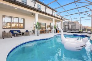 Poolen vid eller i närheten av Home Next to Seaworld w Pool, Hot Tub, Theatre, Games