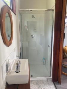 un bagno con doccia e lavandino di Hayshed Cabins - Merigan Farm Stay a Tarago Altre 33 foto