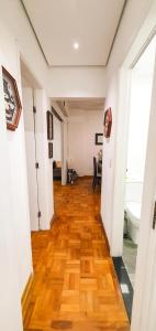 a hallway with a wooden floor in a room at Santos Gonzaga - Vista mar & localização perfeita in Santos