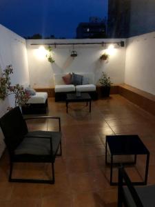 sala de estar con sofá y mesa en Monoambiente céntrico, en Montevideo