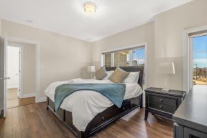 a white bedroom with a large bed and a window at Executive 5BR-4BATH Detached Bramp/Miss Border in Brampton