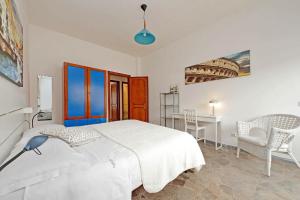 a bedroom with a bed and a table and chairs at Cerreto Di Spoleto in Rome