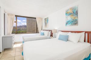 2 Betten in einem Zimmer mit Fenster in der Unterkunft Diamond Head View Condo, Steps to Beach & Free Parking! in Honolulu