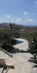 Utsikt mot bassenget på Villa de campagne dans les hauteurs, vue panoramique sur mer eller i nærheten