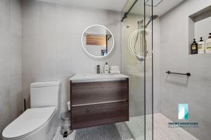 ein Badezimmer mit Toilette, Waschbecken und Dusche in der Unterkunft The Stone Cottage at Wollondibby - Heritage Listed l Renovated l Fire Place in Crackenback