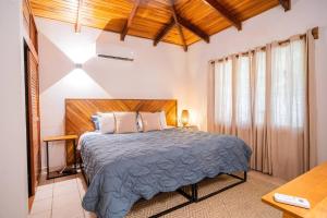 Rúm í herbergi á Curiol Boutique Hotel & Lounge