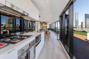Η κουζίνα ή μικρή κουζίνα στο Flinders Luxury Penthouse