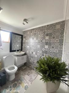 een badkamer met een toilet en een potplant bij Casa Talca in Talca