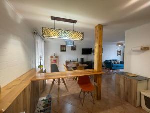 Casa Talca في تالكا: غرفة معيشة مع طاولة وغرفة طعام