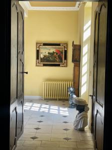 um corredor com dois vasos sentados num piso de azulejo em Chateau Masburel em Fougueyrolles